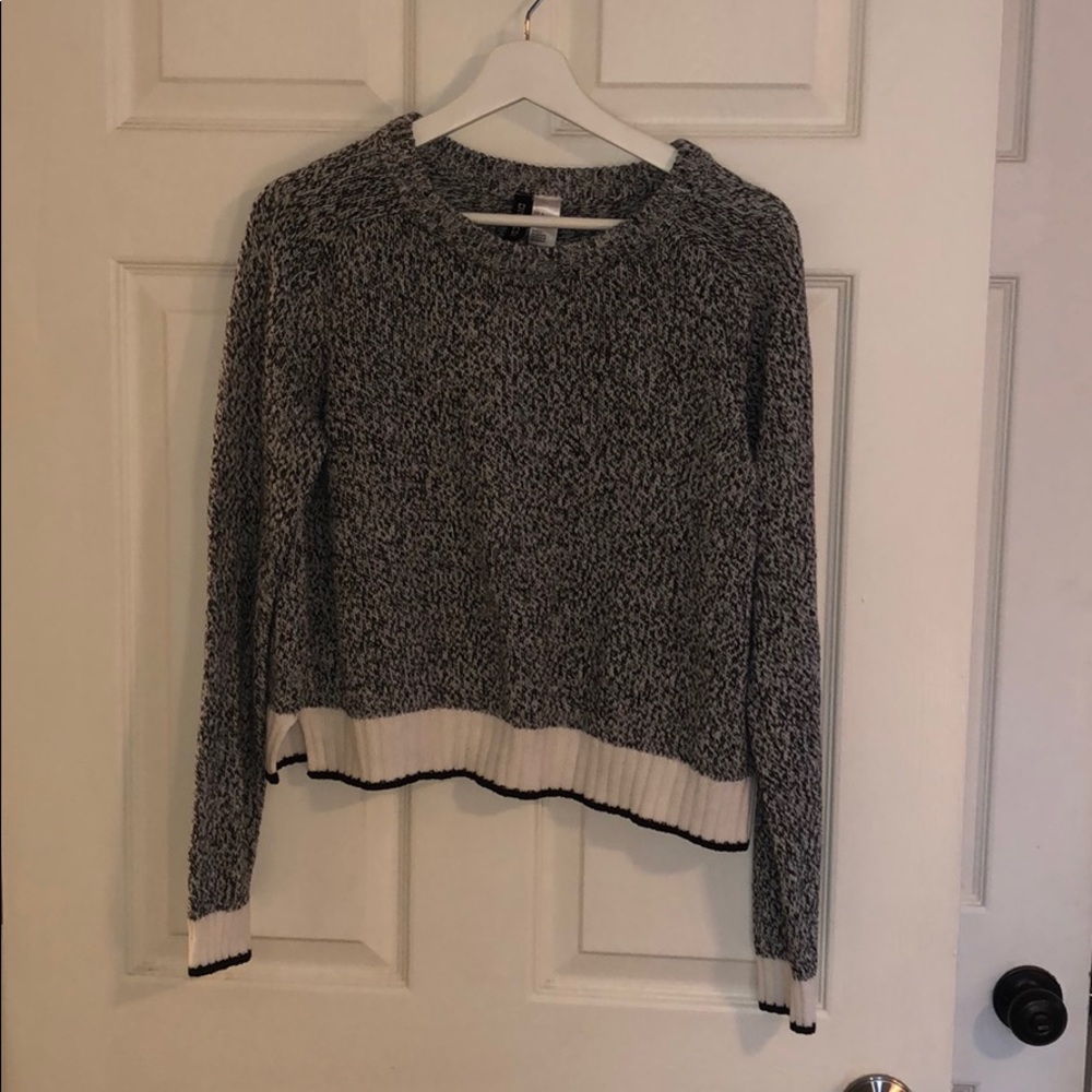 Midriff sweater, pairs perfectly w high waist pant